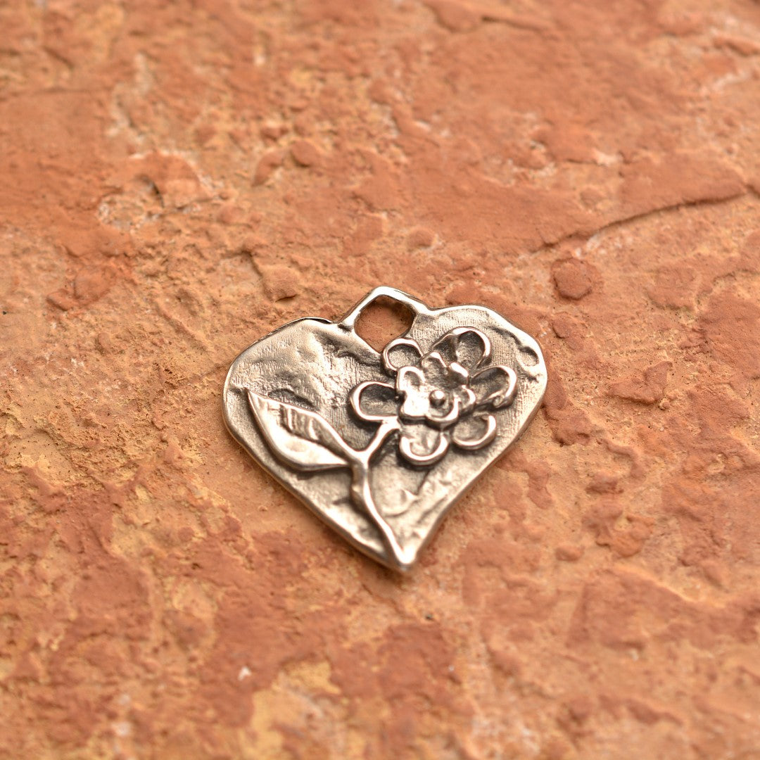 Сребърен медальон 925 сърце с цвете – талисман за любов, скулптурни бижута, бохо стил, ръчна изработка, подходящ подарък за майка, дъщеря или приятелка | Арт Дива