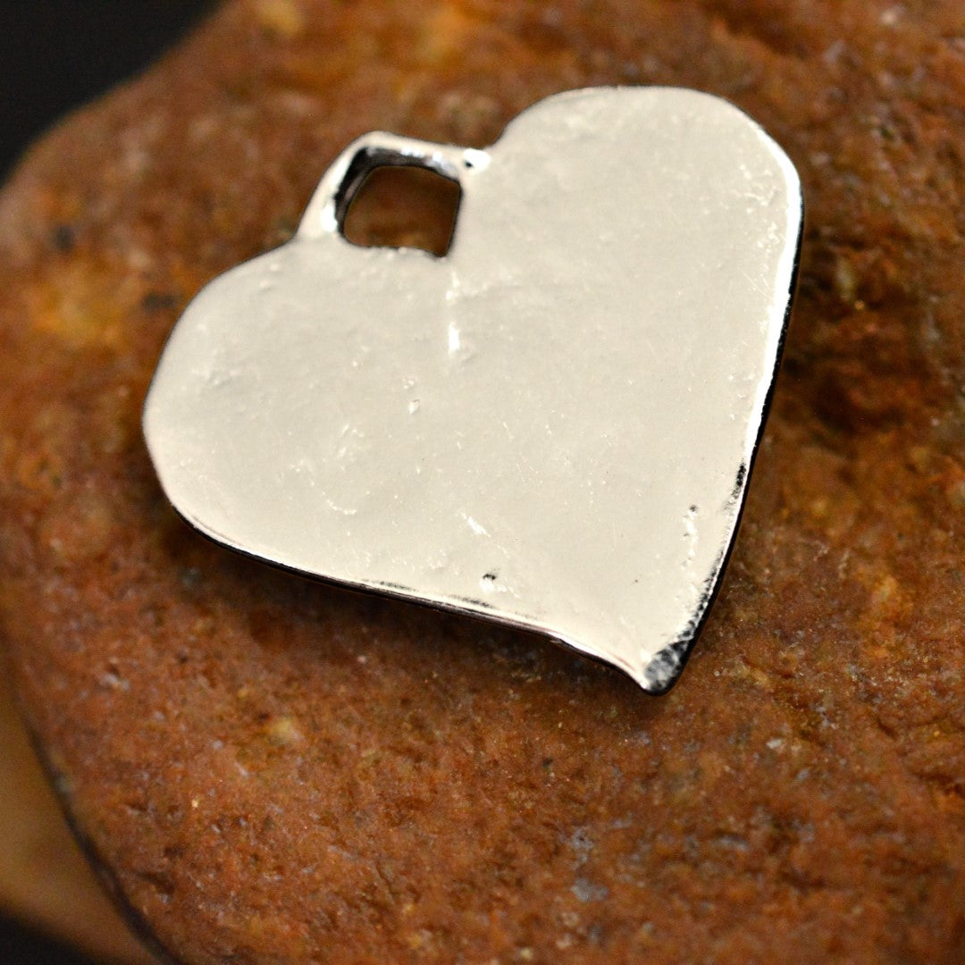 Талисман за любов и надеждност – сребърен медальон 925 сърце с цвете и златни акценти, ръчна изработка в бохо и рустик стил | Арт Дива