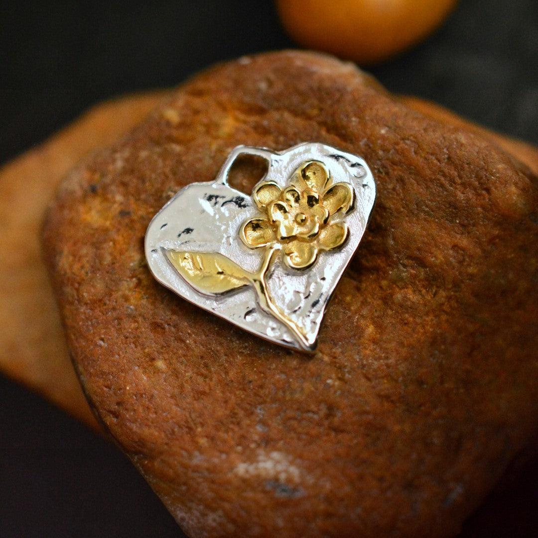 Талисман за любов и надеждност – сребърен медальон 925 сърце с цвете и златни акценти, ръчна изработка в бохо и рустик стил | Арт Дива
