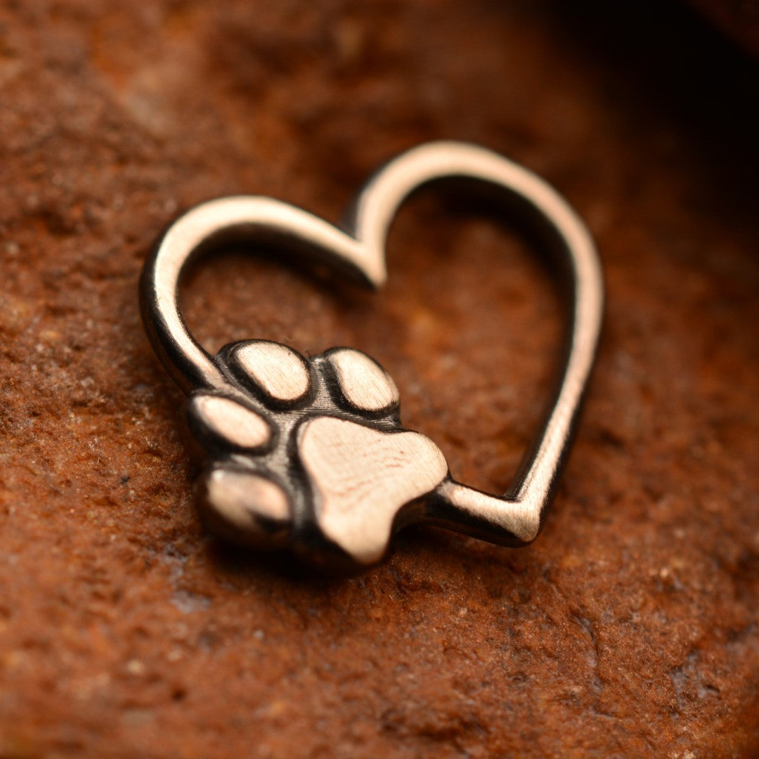 Сребърен медальон 925 „Сърце и лапичка" – символ на обичта към животните | Талисман на вярността и безусловната любов | Оксидирано бохо – рустик скулптурно бижу | Арт Дива