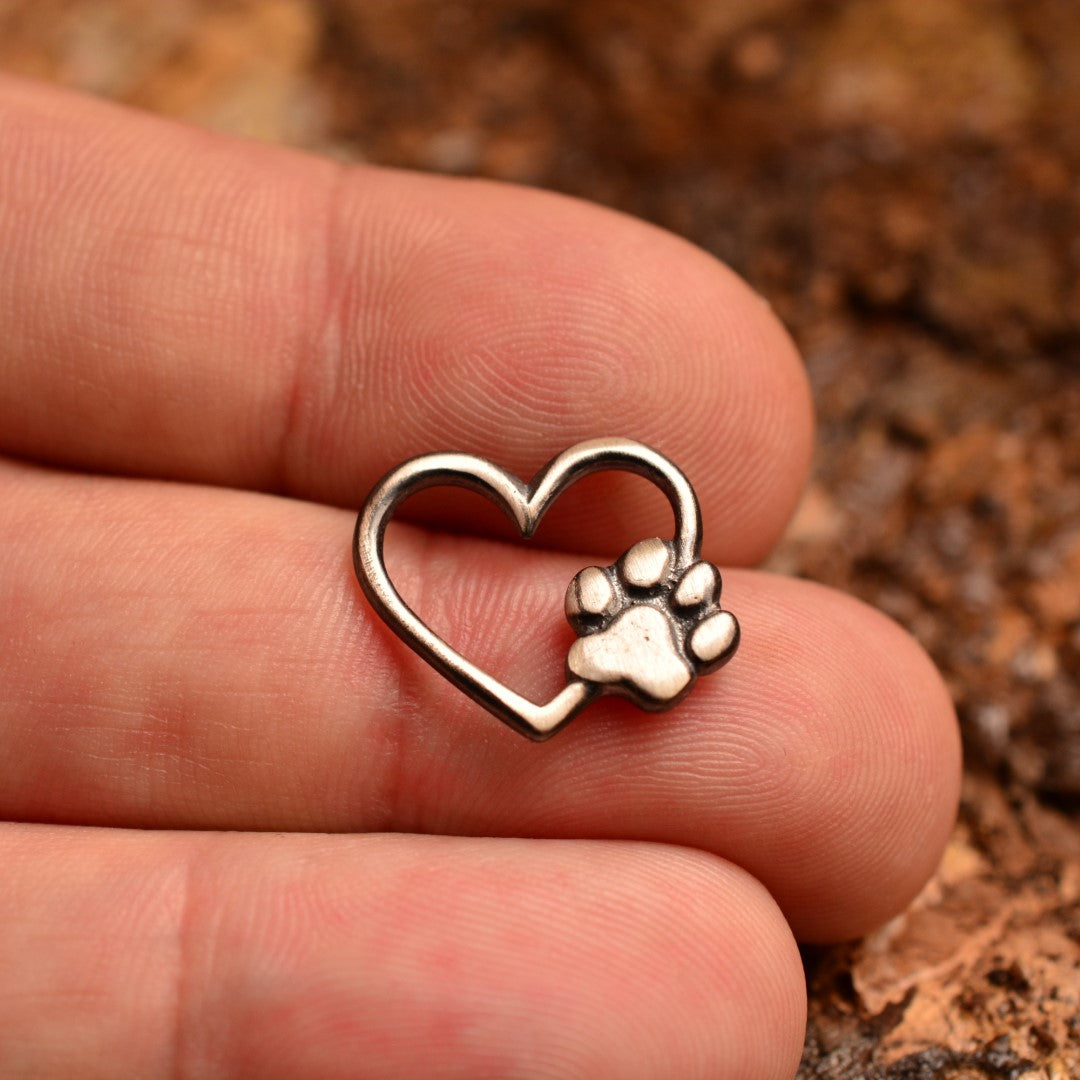 Сребърен медальон 925 „Сърце и лапичка" – символ на обичта към животните | Талисман на вярността и безусловната любов | Оксидирано бохо – рустик скулптурно бижу | Арт Дива