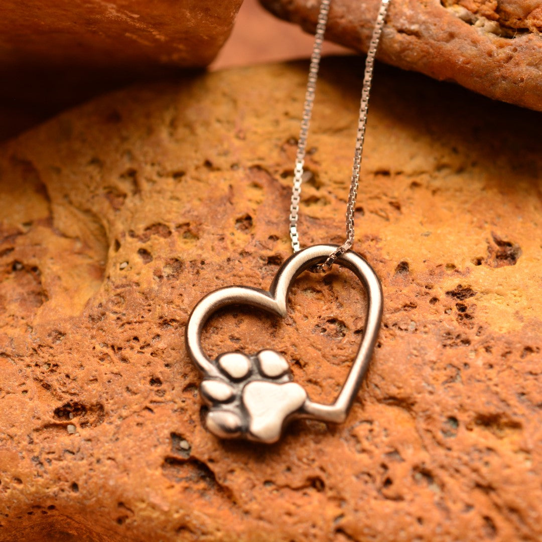 Сребърен медальон 925 „Сърце и лапичка" – символ на обичта към животните | Талисман на вярността и безусловната любов | Оксидирано бохо – рустик скулптурно бижу | Арт Дива