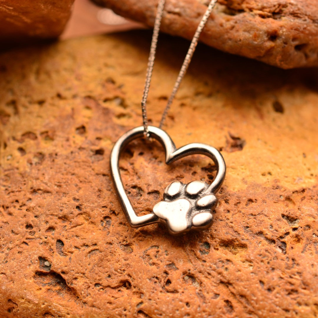 Сребърен медальон 925 „Сърце и лапичка" – символ на обичта към животните | Талисман на вярността и безусловната любов | Оксидирано бохо – рустик скулптурно бижу | Арт Дива