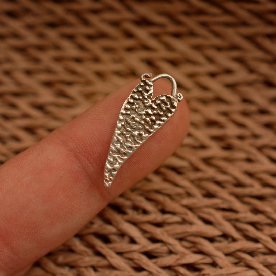 Сребърен медальон 925 „Сърце с капчици роса“ – талисман за чиста любов и надежда | Бохо – Рюстик – Скулптурни бижута | Арт Дива