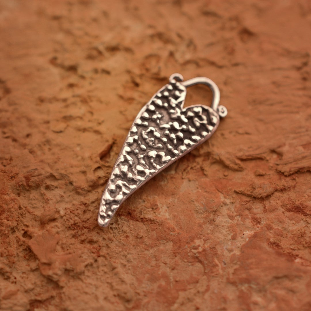 Сребърен медальон 925 „Сърце с капчици роса“ – талисман за чиста любов и надежда | Бохо – Рюстик – Скулптурни бижута | Арт Дива