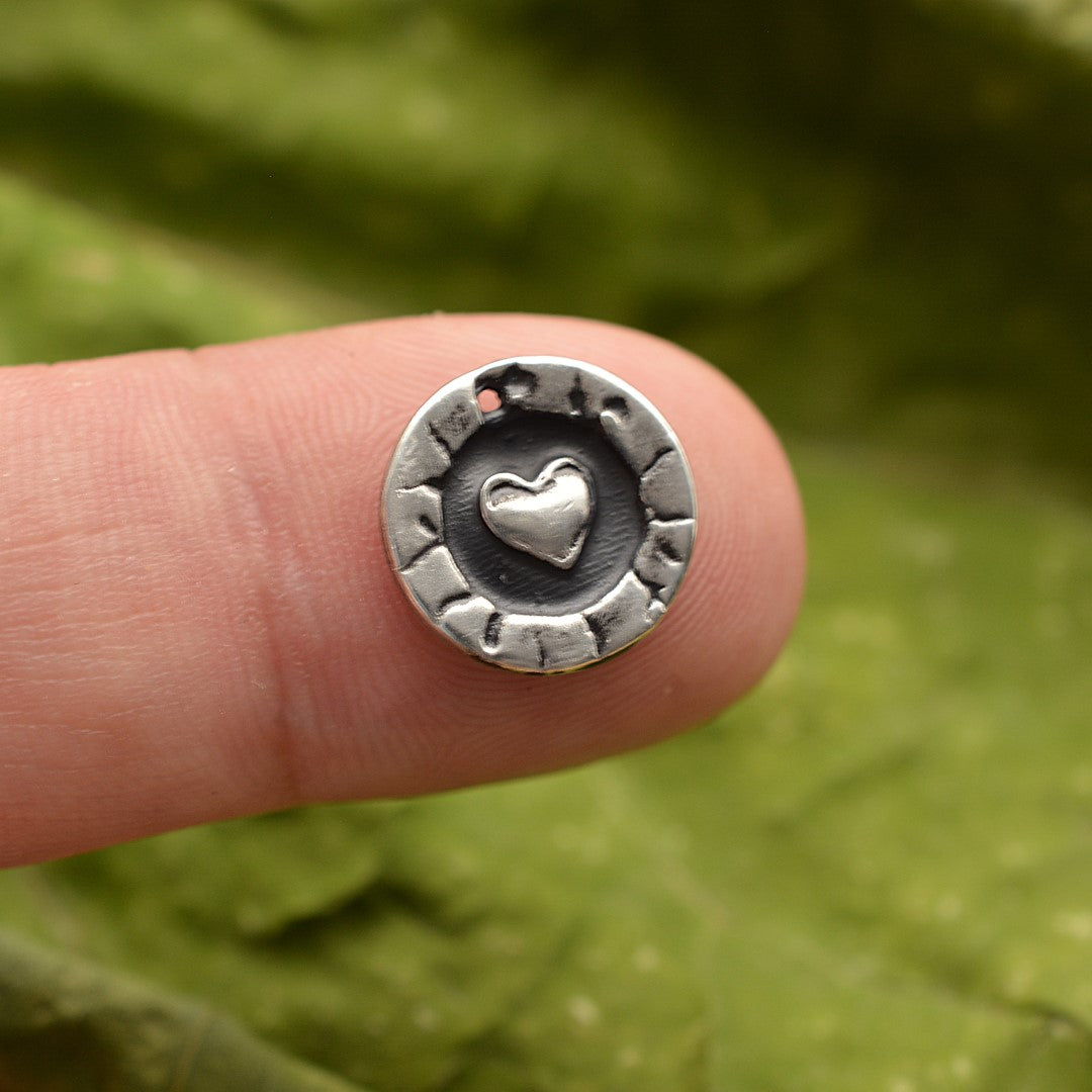Сребърен медальон 925 „Сърце в кръг“ | Талисман и амулет на любовта и закрилата | Ръчно изработено бижу от Арт Дива | Бохо – Рустик – Скулптурно бижу