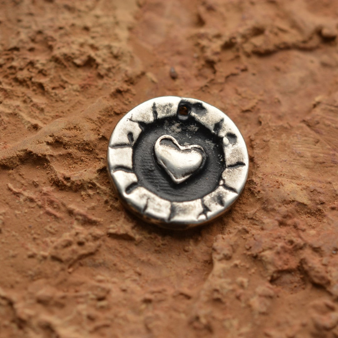 Сребърен медальон 925 „Сърце в кръг“ | Талисман и амулет на любовта и закрилата | Ръчно изработено бижу от Арт Дива | Бохо – Рустик – Скулптурно бижу