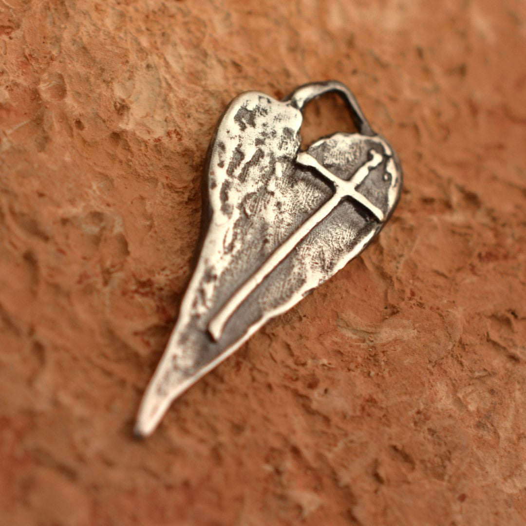 Сребърен медальон 925 дълго сърце с кръст – талисман за вяра в любовта, скулптурни бижута, бохо стил, ръчна изработка, подходящ подарък за майка, дъщеря или приятелка | Арт Дива