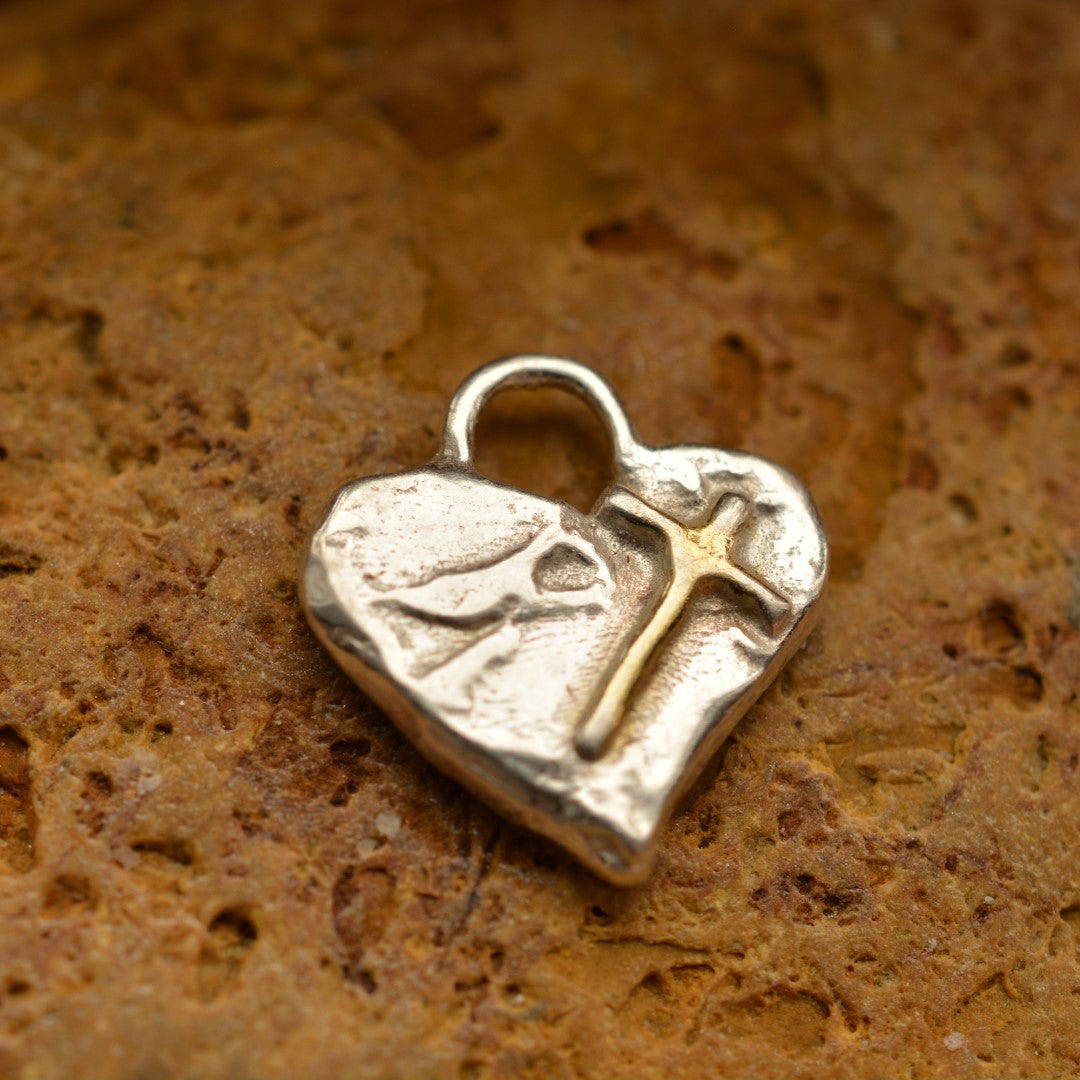 Сребърно Бижу 925 – Вяра в Любовта, Миниатюрен Християнски Медальон Сърце с Кръст, Символ на Духовна Обич, Ръчна Изработка | ArtDiva Рустик Скулптурни Бижута | Колекция „Блясък“ със Златни Акценти