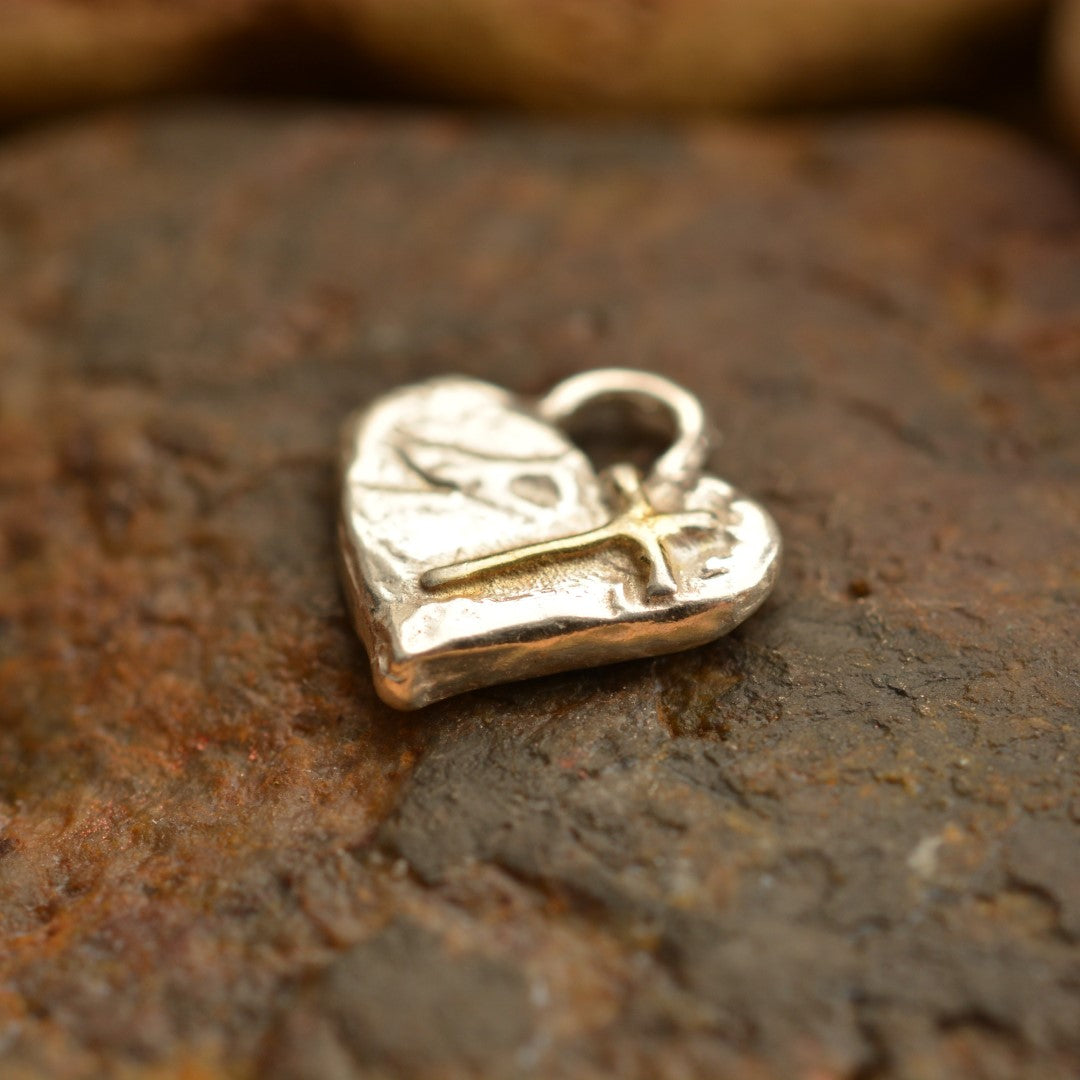 Сребърно Бижу 925 – Вяра в Любовта, Миниатюрен Християнски Медальон Сърце с Кръст, Символ на Духовна Обич, Ръчна Изработка | ArtDiva Рустик Скулптурни Бижута | Колекция „Блясък“ със Златни Акценти