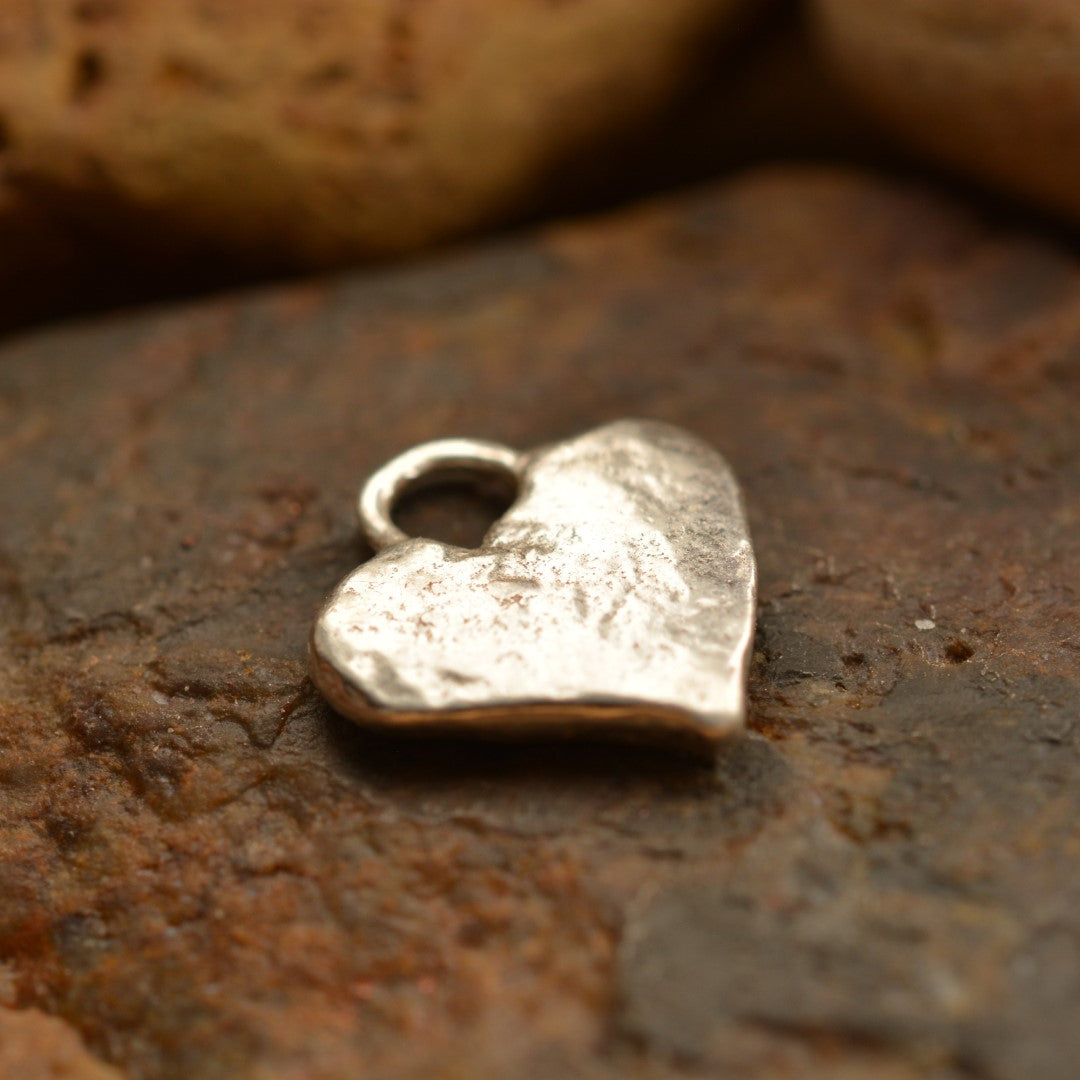 Сребърно Бижу 925 – Вяра в Любовта, Миниатюрен Християнски Медальон Сърце с Кръст, Символ на Духовна Обич, Ръчна Изработка | ArtDiva Рустик Скулптурни Бижута | Колекция „Блясък“ със Златни Акценти