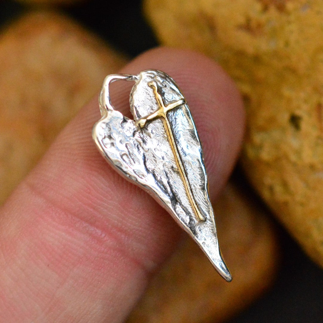 Сребърен медальон 925 дълго сърце с кръст и златни акценти – талисман за вяра в любовта, скулптурни бижута, бохо стил, ръчна изработка, подходящ подарък за майка, дъщеря или приятелка | Арт Дива