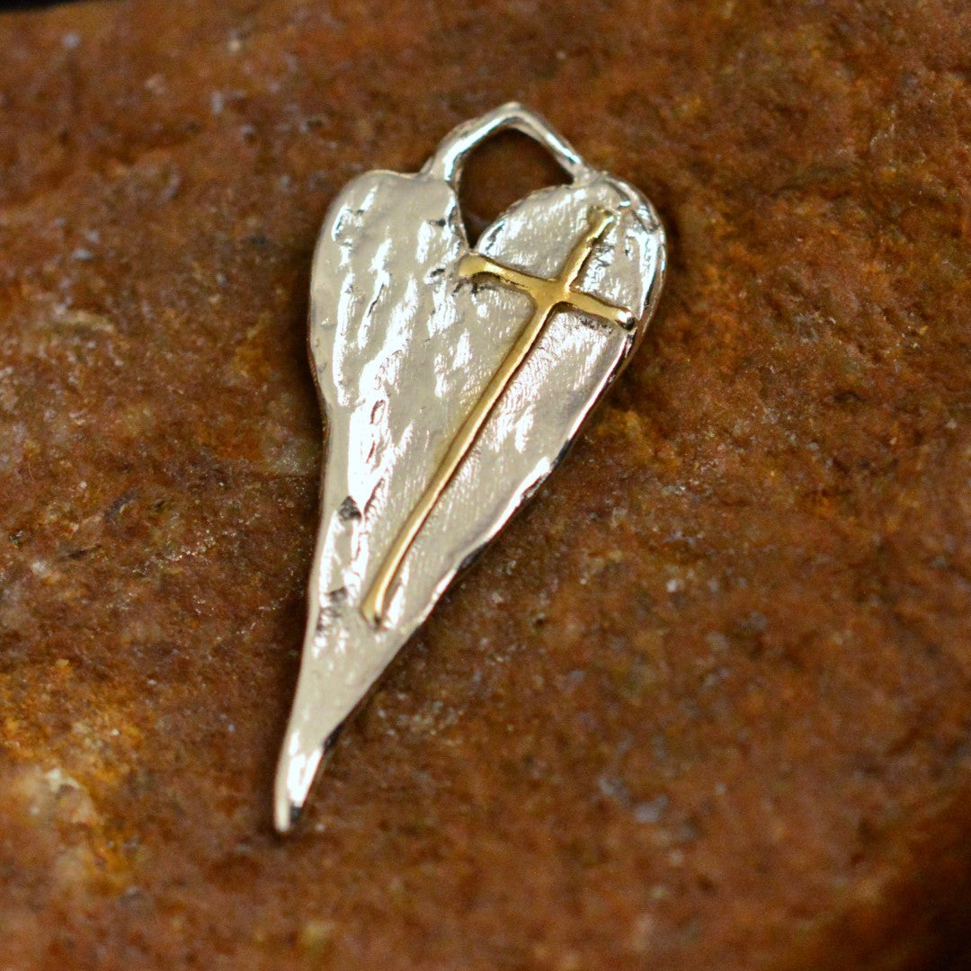 Сребърен медальон 925 дълго сърце с кръст и златни акценти – талисман за вяра в любовта, скулптурни бижута, бохо стил, ръчна изработка, подходящ подарък за майка, дъщеря или приятелка | Арт Дива