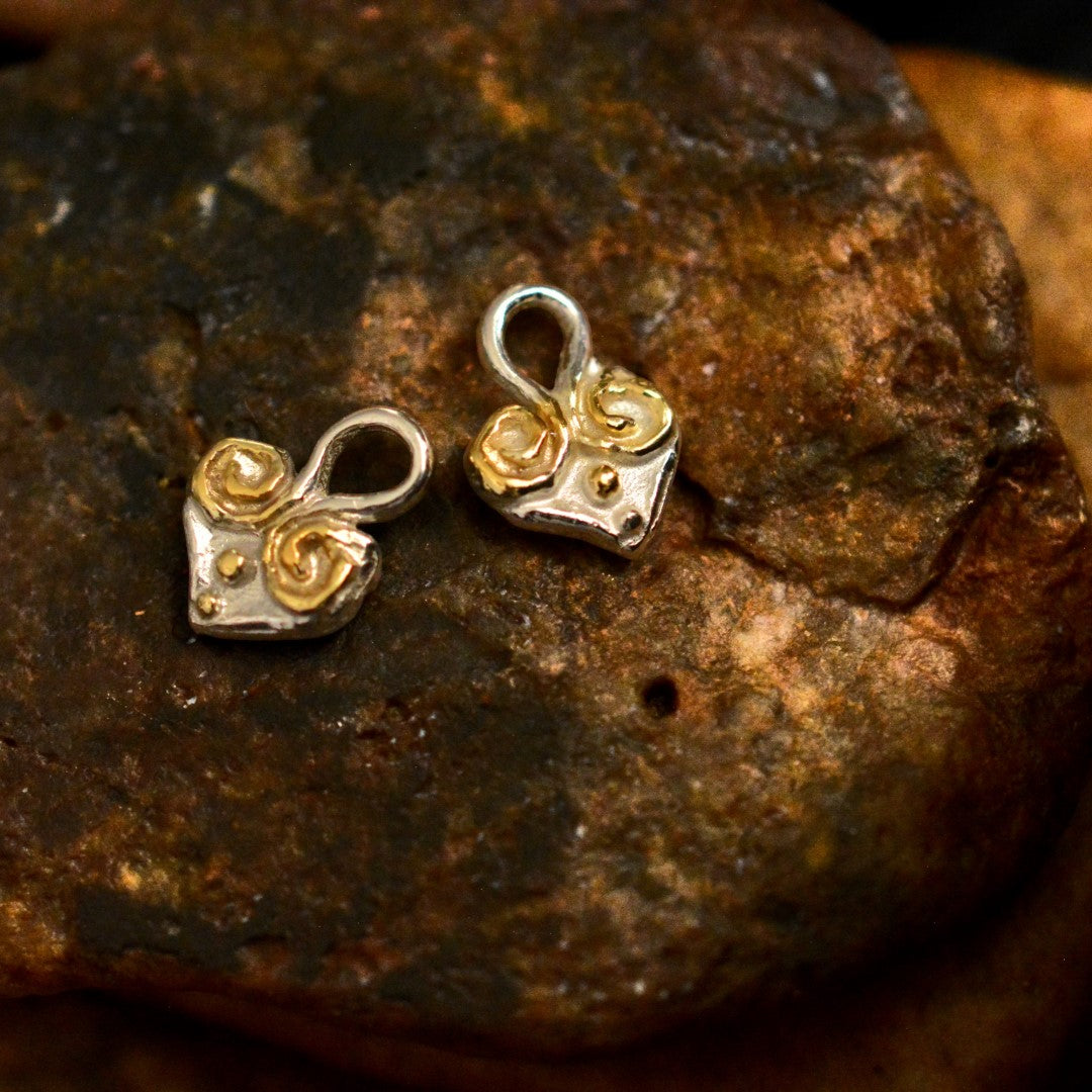 Талисман за любов – сребърно сърце 925 със златни акценти, ръчна изработка в бохо и рустик стил | Арт Дива