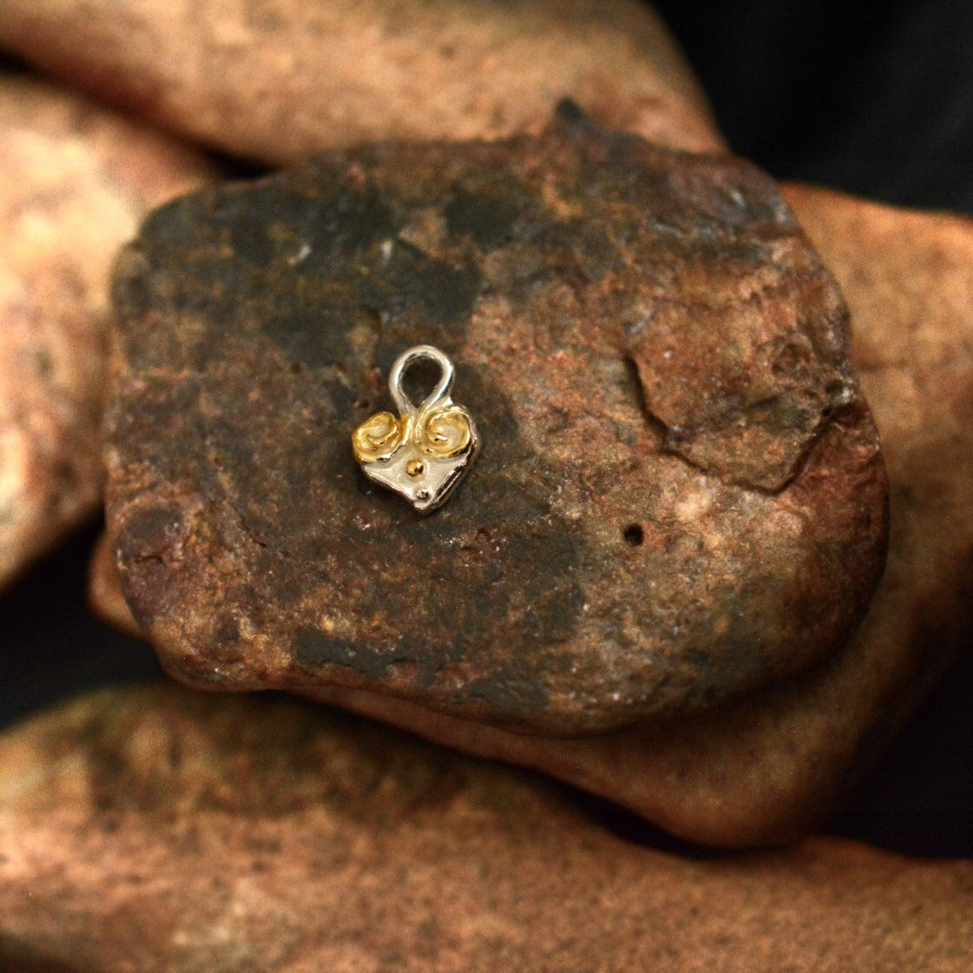 Талисман за любов – сребърно сърце 925 със златни акценти, ръчна изработка в бохо и рустик стил | Арт Дива