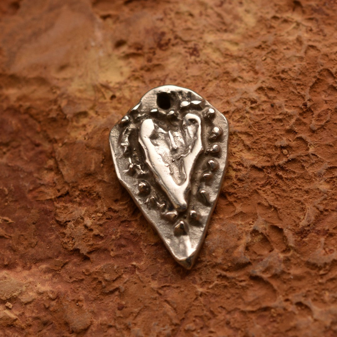 Сребърен медальон 925 „Сърце на обич“ – талисман за любов и нежност | Ръчна изработка бохо рустик скулптурно бижу | Art Diva