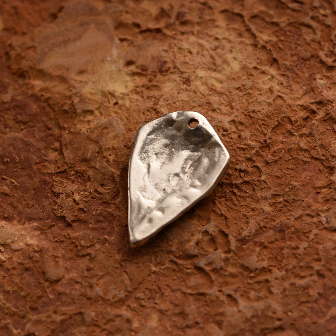 Сребърен медальон 925 „Сърце на обич“ – талисман за любов и нежност | Ръчна изработка бохо рустик скулптурно бижу | Art Diva