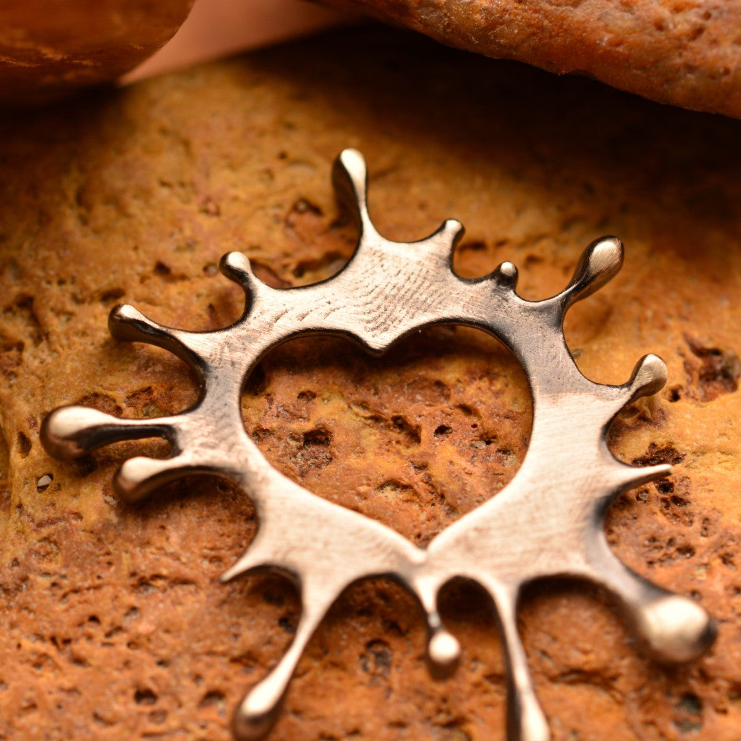Сребърен медальон 925 „Сърце-пръски" – талисман на творческата енергия и любовта към изкуството | Оксидирано бохо – рустик скулптурно бижу | Арт Дива