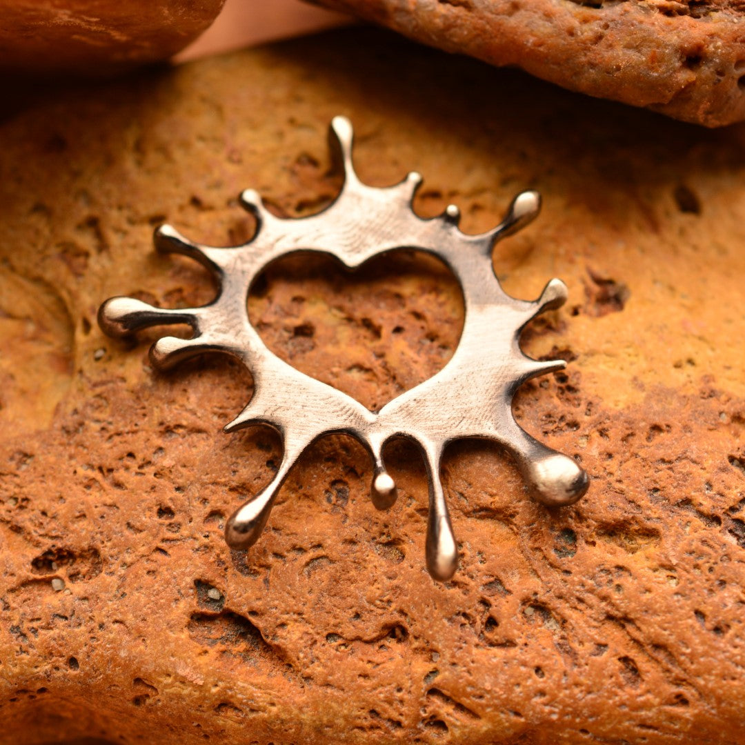 Сребърен медальон 925 „Сърце-пръски" – талисман на творческата енергия и любовта към изкуството | Оксидирано бохо – рустик скулптурно бижу | Арт Дива