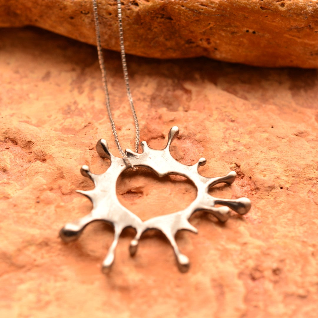 Сребърен медальон 925 „Сърце-пръски" – талисман на творческата енергия и любовта към изкуството | Оксидирано бохо – рустик скулптурно бижу | Арт Дива