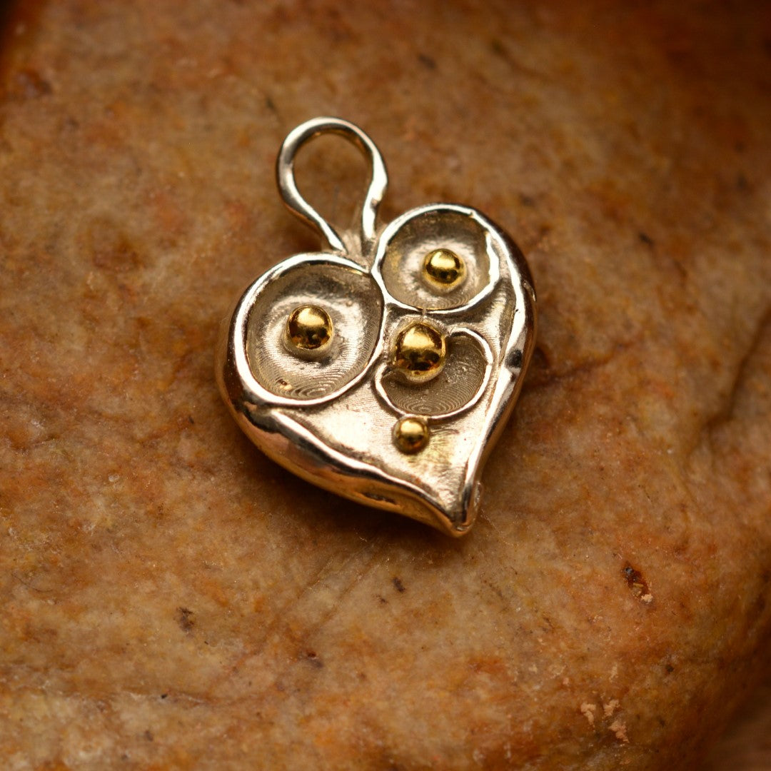 Ръчно изработен сребърен медальон 925 „Сърце с капчици роса“ със златни акценти | Талисман на чистата любов и новото начало | Амулет на нежността | Бохо – Рустик – Скулптурни бижута | Арт Дива