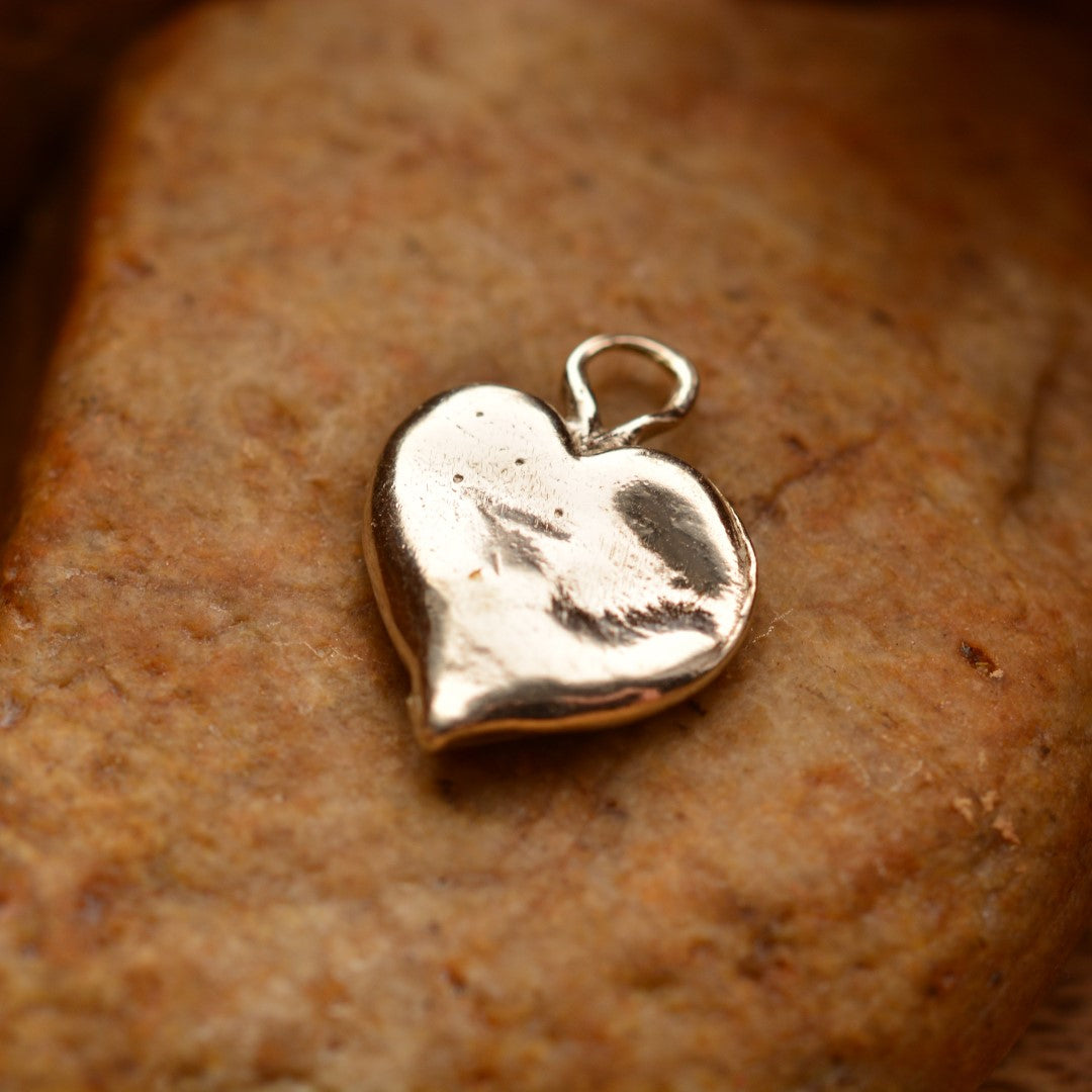 Ръчно изработен сребърен медальон 925 „Сърце с капчици роса“ със златни акценти | Талисман на чистата любов и новото начало | Амулет на нежността | Бохо – Рустик – Скулптурни бижута | Арт Дива
