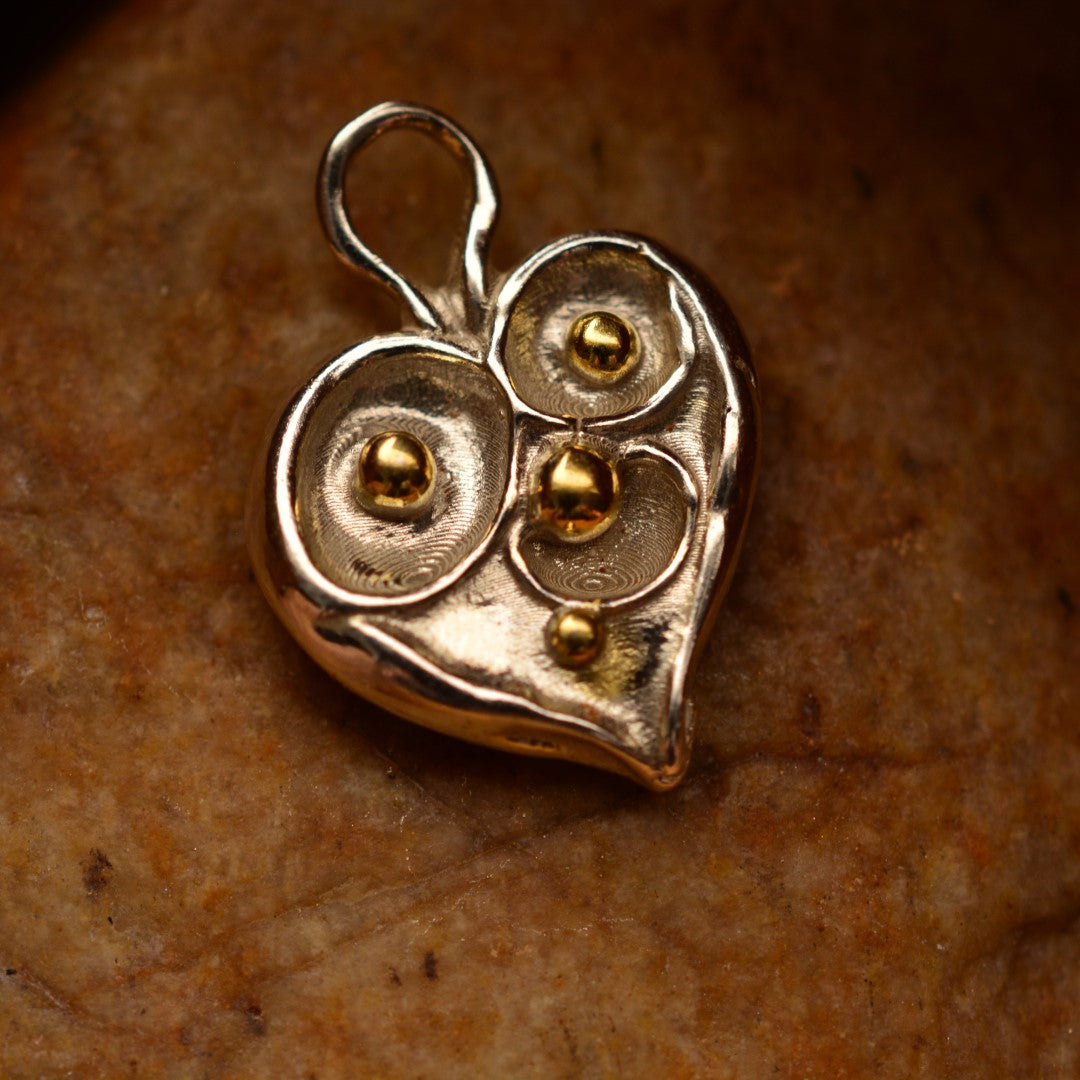 Ръчно изработен сребърен медальон 925 „Сърце с капчици роса“ със златни акценти | Талисман на чистата любов и новото начало | Амулет на нежността | Бохо – Рустик – Скулптурни бижута | Арт Дива