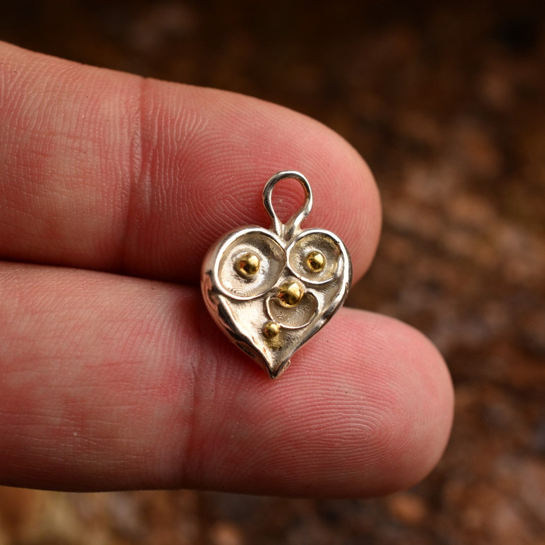 Ръчно изработен сребърен медальон 925 „Сърце с капчици роса“ със златни акценти | Талисман на чистата любов и новото начало | Амулет на нежността | Бохо – Рустик – Скулптурни бижута | Арт Дива