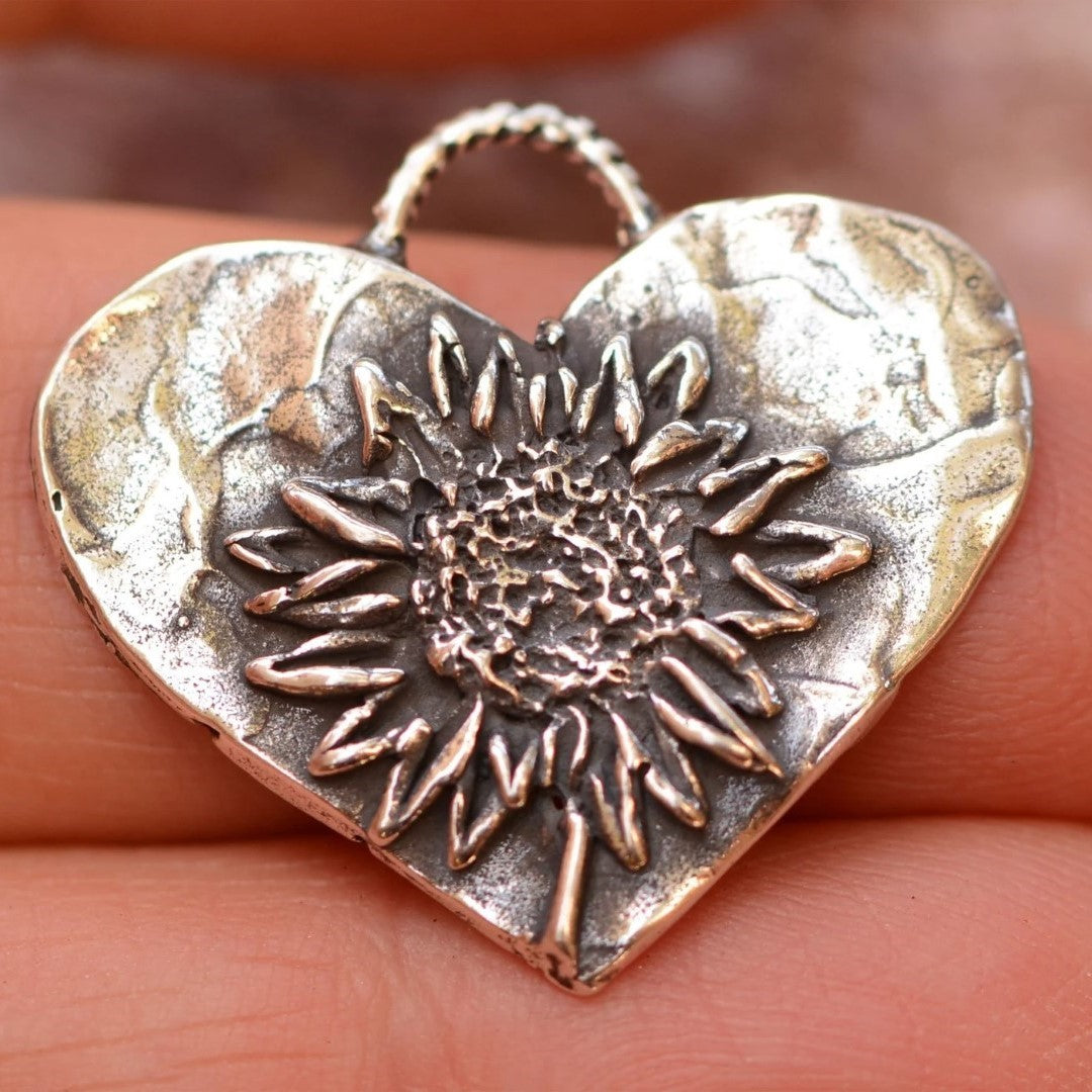 Сребърно бижу 925 – любовен медальон „Сърце с Слънчоглед“, талисман за обич и нежност, бохо стил, ръчна изработка  ArtDiva