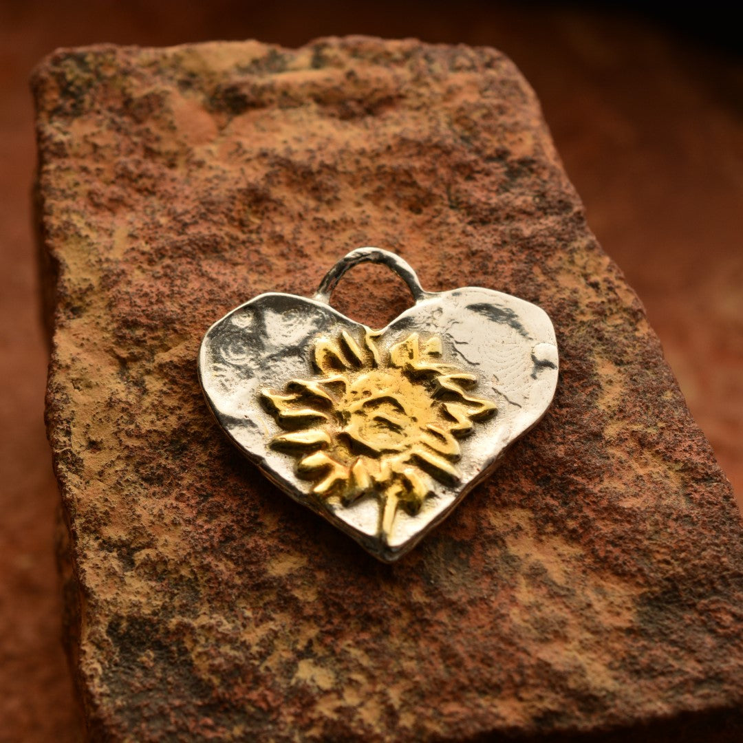 Сребърен медальон 925 „Сърце със слънчоглед“ | Ръчно изработено бижу с позлатени акценти | Бохо – Рустик – Скулптурно бижу | ArtDiva