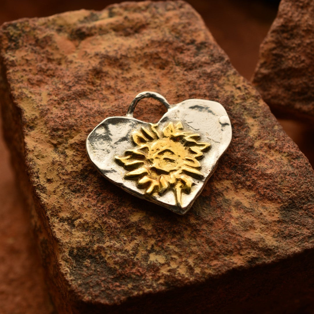 Сребърен медальон 925 „Сърце със слънчоглед“ | Ръчно изработено бижу с позлатени акценти | Бохо – Рустик – Скулптурно бижу | ArtDiva