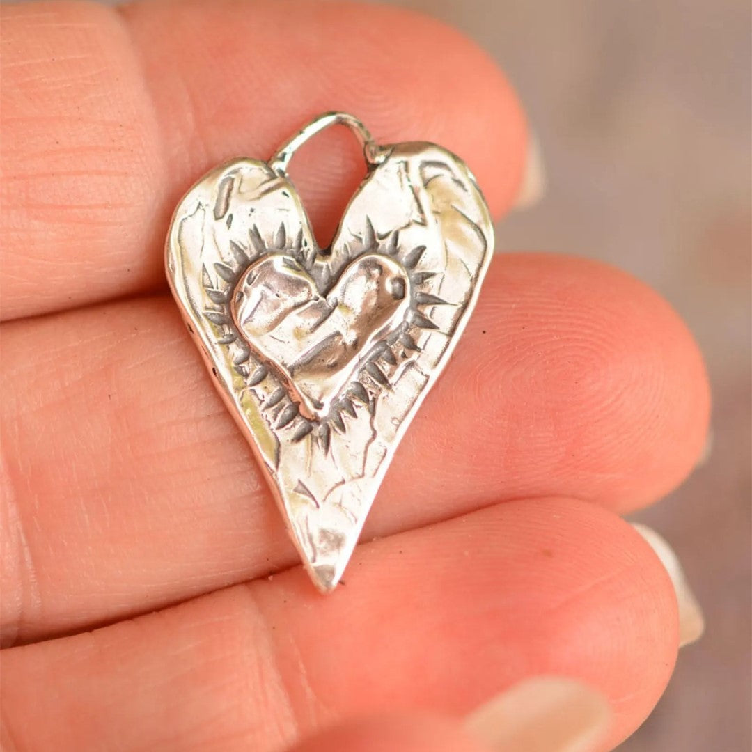 Сребърен медальон 925 сърце със сърце – талисман за любов и дълбока свързаност, скулптурни бижута, бохо и рюстик стил, ръчна изработка от Арт Дива