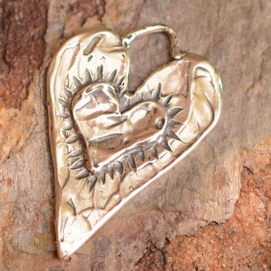 Сребърен медальон 925 сърце със сърце – талисман за любов и дълбока свързаност, скулптурни бижута, бохо и рюстик стил, ръчна изработка от Арт Дива