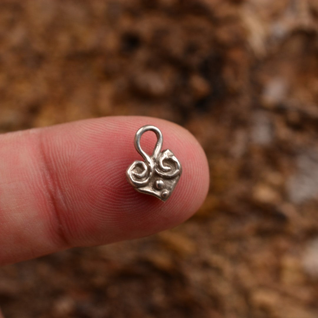 Сребърен медальон 925 сърце – талисман за любов, скулптурни бижута, бохо стил, ръчна изработка, подходящ подарък за майка, дъщеря или приятелка  Арт Дива