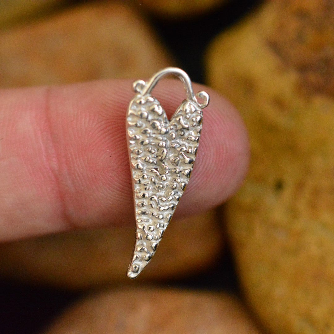 Сребърен медальон 925 „Сърце“ | Талисман на любов и емоция | Ръчно изработено бижу от ArtDiva | Бохо – Рустик – Скулптурно бижу