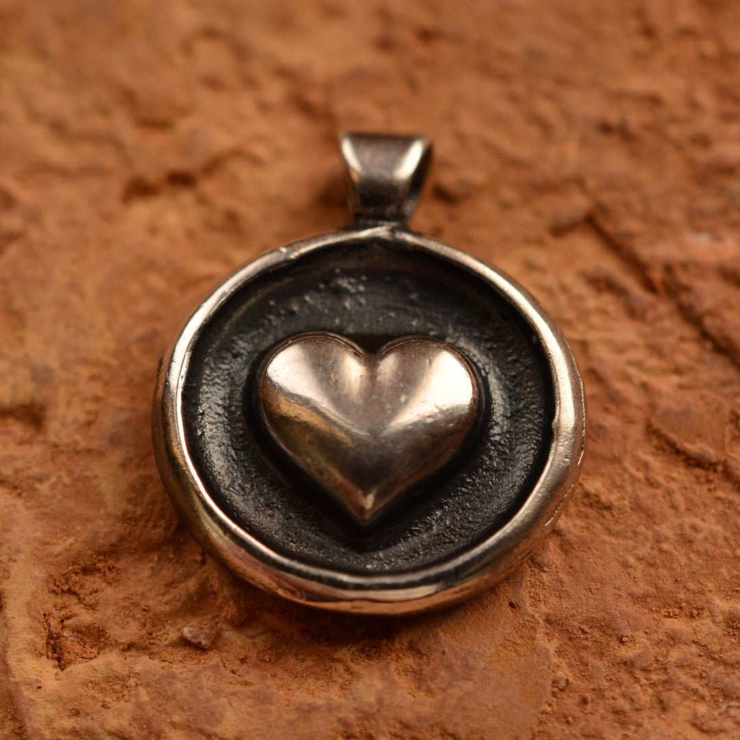 Сребърен медальон 925 „Сърце“ | Талисман за любов и закрила | Ръчна изработка бохо рустик скулптурно бижу | Art Diva