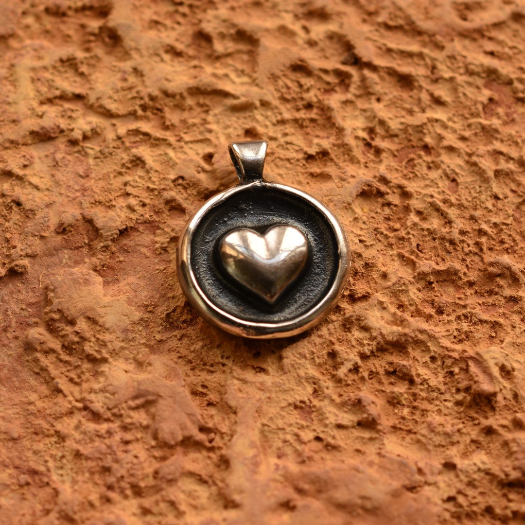 Сребърен медальон 925 „Сърце“ | Талисман за любов и закрила | Ръчна изработка бохо рустик скулптурно бижу | Art Diva