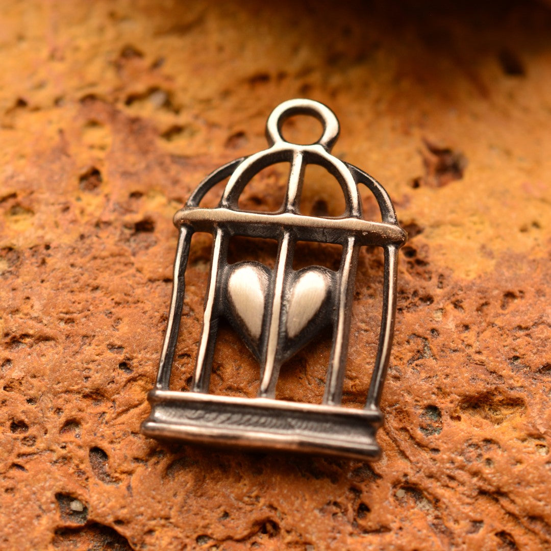 Сребърен медальон 925 „Сърце в клетка“ – оксидирано покритие | Талисман на любовта и свободния дух | Амулет на чувствата и вътрешната сила | Бохо – Рустик – Скулптурни бижута | Арт Дива