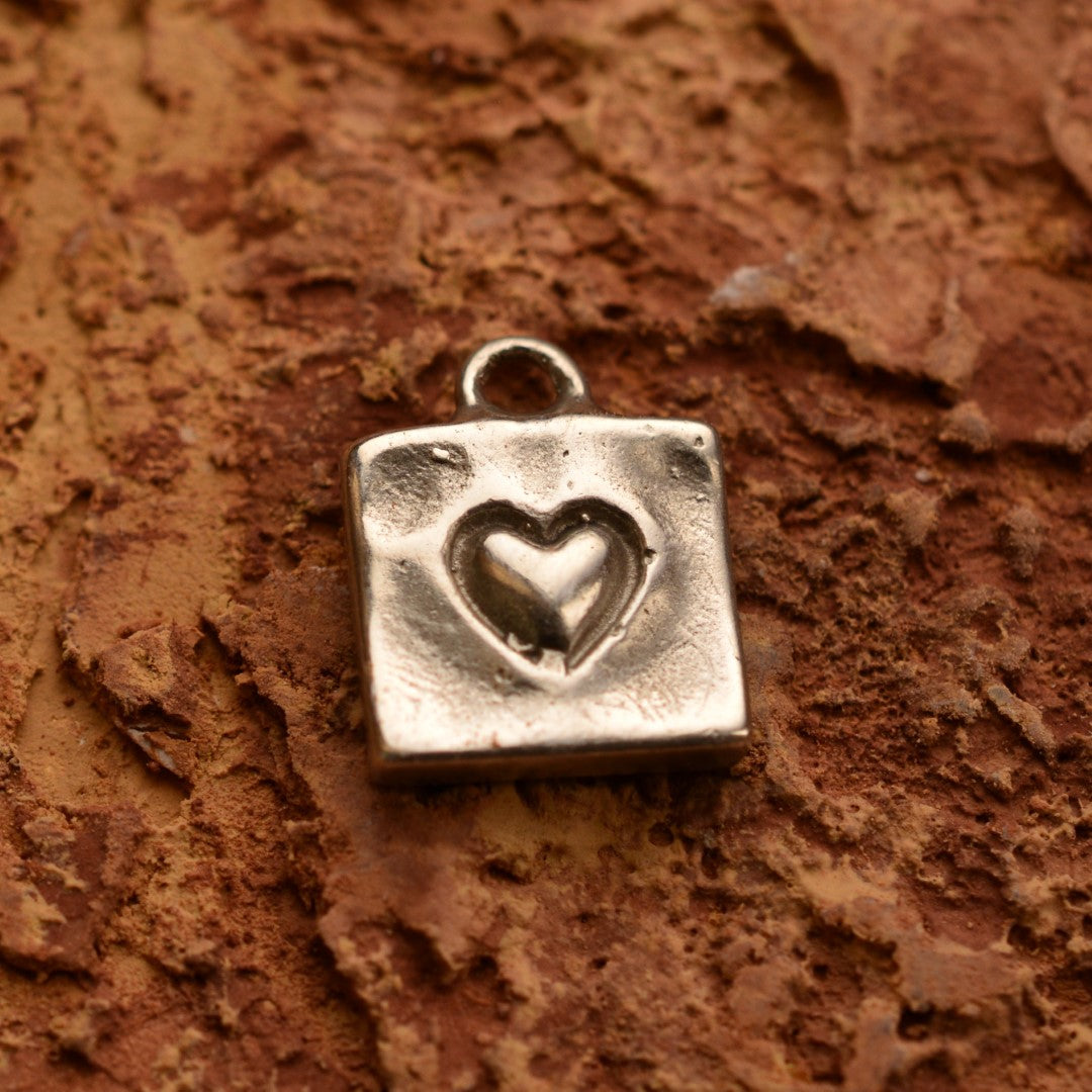 Сребърен медальон 925 „Сърце в квадрат“ – талисман за любов и обич | Art Diva – Ръчно изработено бохо рустик скулптурно бижу