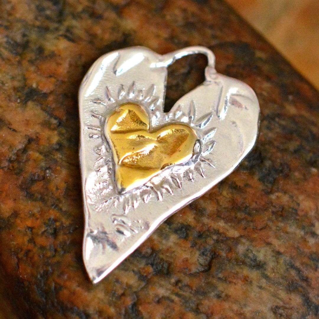 Сребърен медальон 925 сърце със златно сърце – талисман за любов и дълбока свързаност, ръчна изработка в бохо и рустик стил | Арт Дива