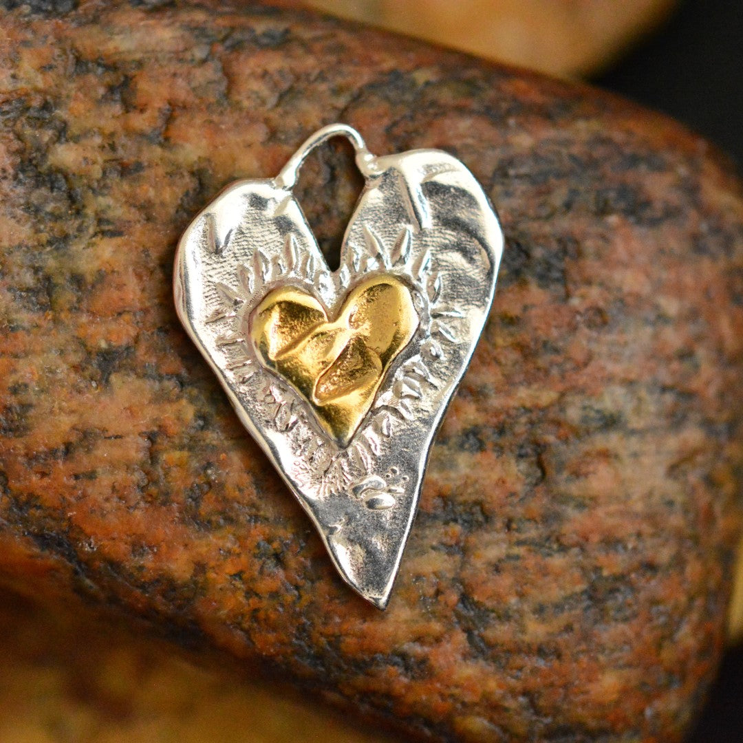 Сребърен медальон 925 сърце със златно сърце – талисман за любов и дълбока свързаност, ръчна изработка в бохо и рустик стил | Арт Дива