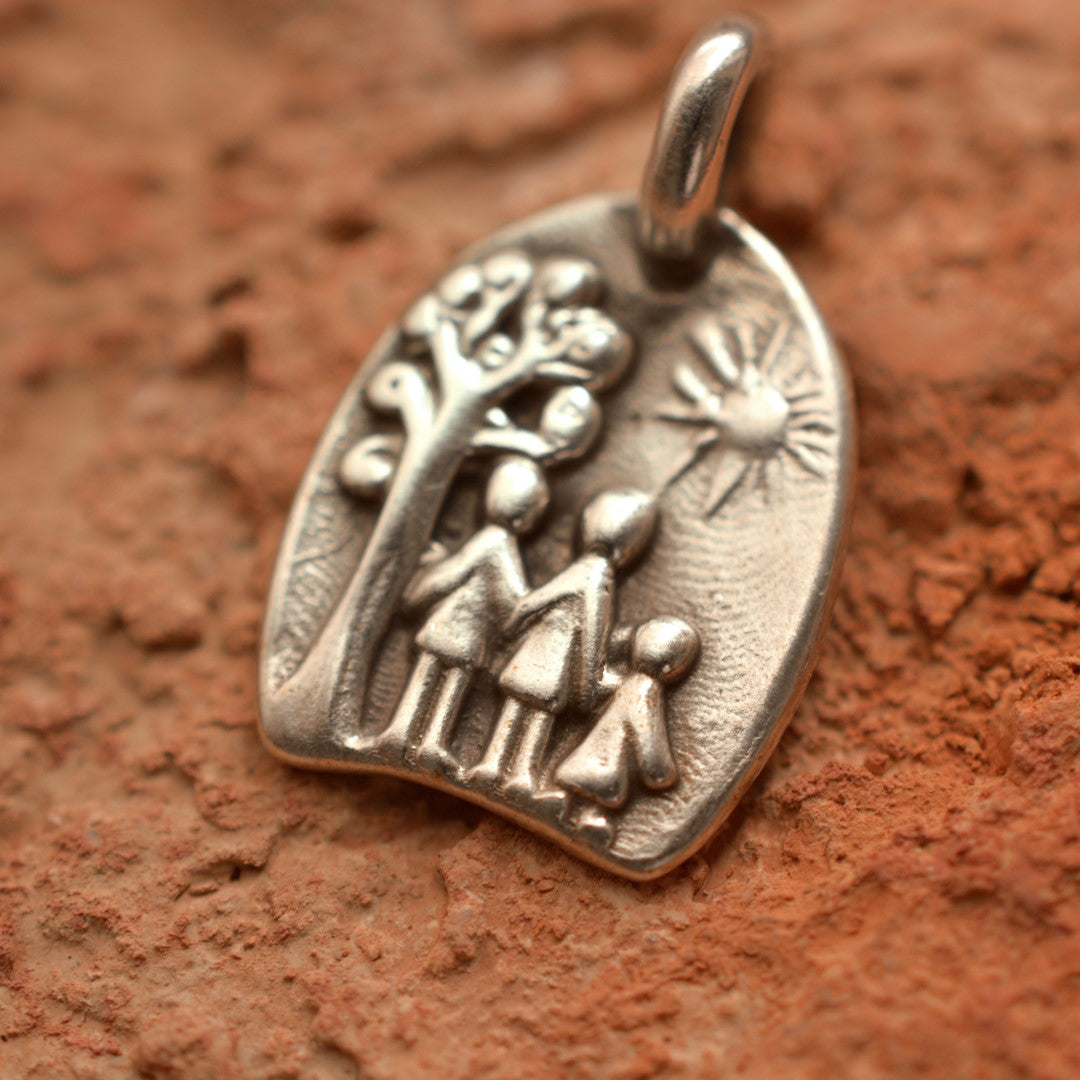 Сребърен медальон 925 „Семейство под слънцето“ – ръчно изработено бохо-рустик скулптурно бижу от Арт Дива, талисман на любовта, семейната връзка и закрилата.
