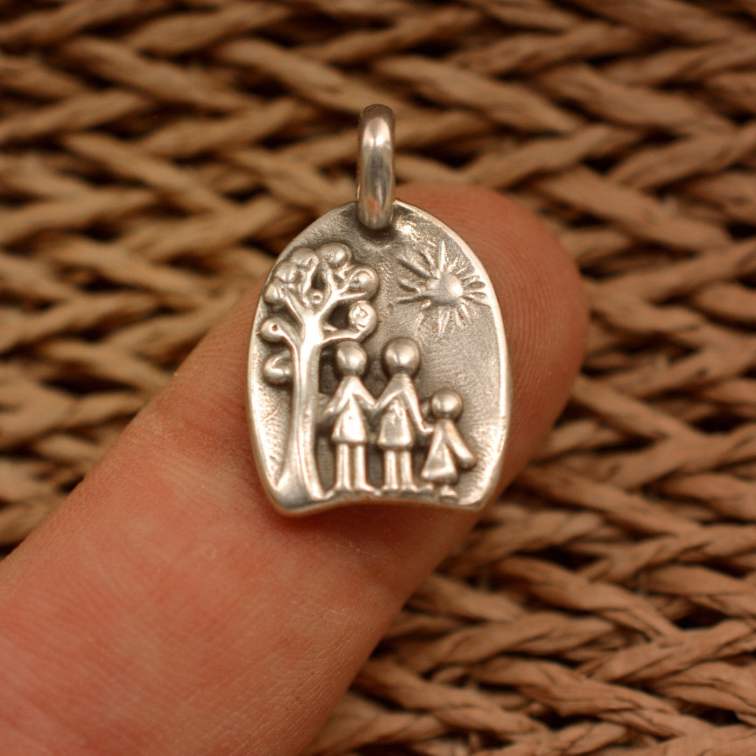 Сребърен медальон 925 „Семейство под слънцето“ | Символ на обич и закрила | Ръчна изработка | Бохо – Рюстик – Скулптурни Бижута | Арт Дива
