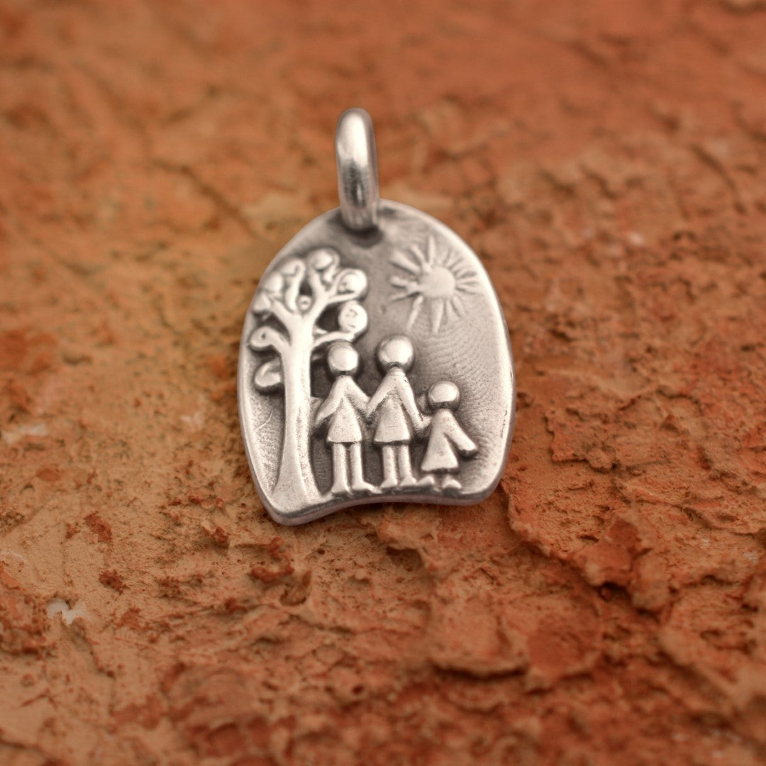 Сребърен медальон 925 „Семейство под слънцето“ | Символ на обич и закрила | Ръчна изработка | Бохо – Рюстик – Скулптурни Бижута | Арт Дива