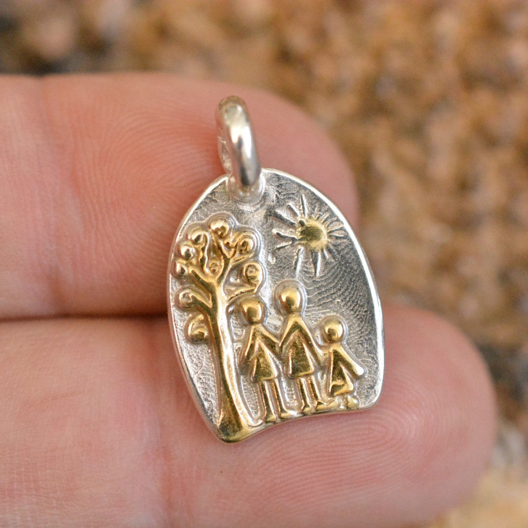 Сребърен медальон 925 „Семейство“ със златни акценти – ръчно изработено бохо-рустик скулптурно бижу от Арт Дива, талисман на любовта, единството и семейната закрила.
