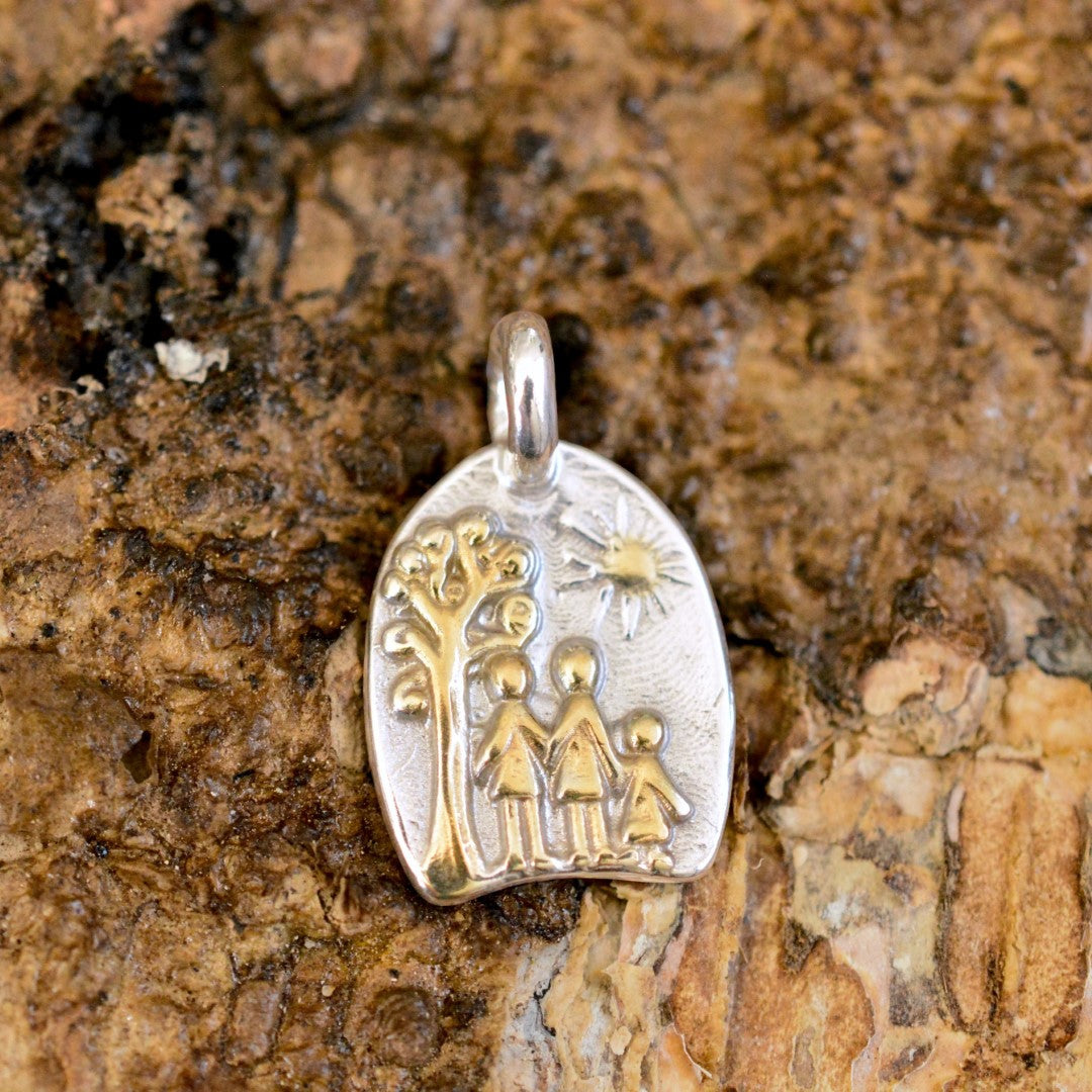 Сребърен медальон 925 „Семейство“ със златни акценти – талисман за обич, единство и закрила | Арт дива