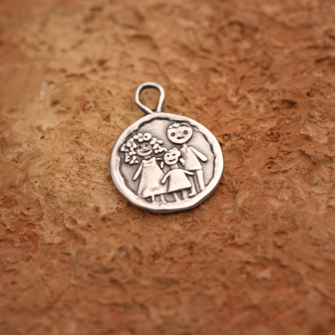 Сребърен медальон 925 „Семейство“ – ръчно изработен талисман за любов, връзка и семейна обич, бохо-рустик скулптурно бижу от Арт Дива, заснето върху топъл каменен фон.
