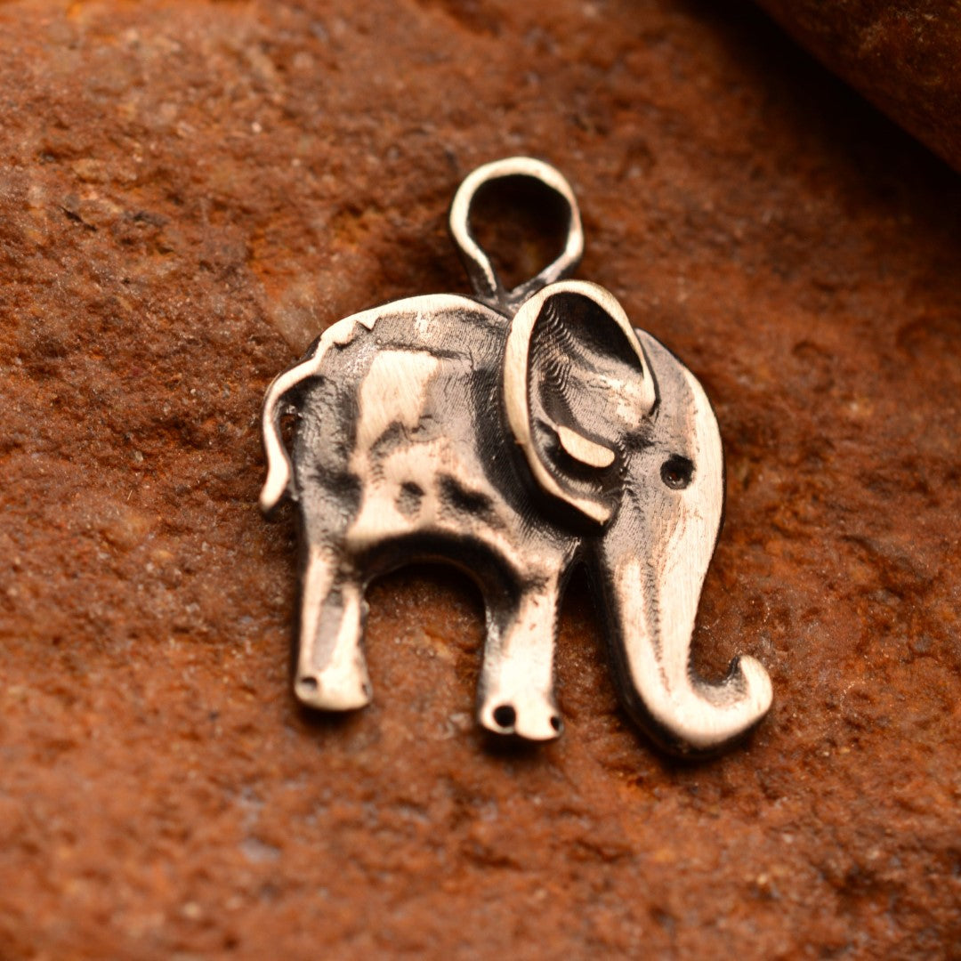 Сребърен медальон 925 „Малкият слон“ – талисман на късмета, мъдростта и закрилата | Оксидирано бохо – рустик скулптурно бижу | Арт Дива