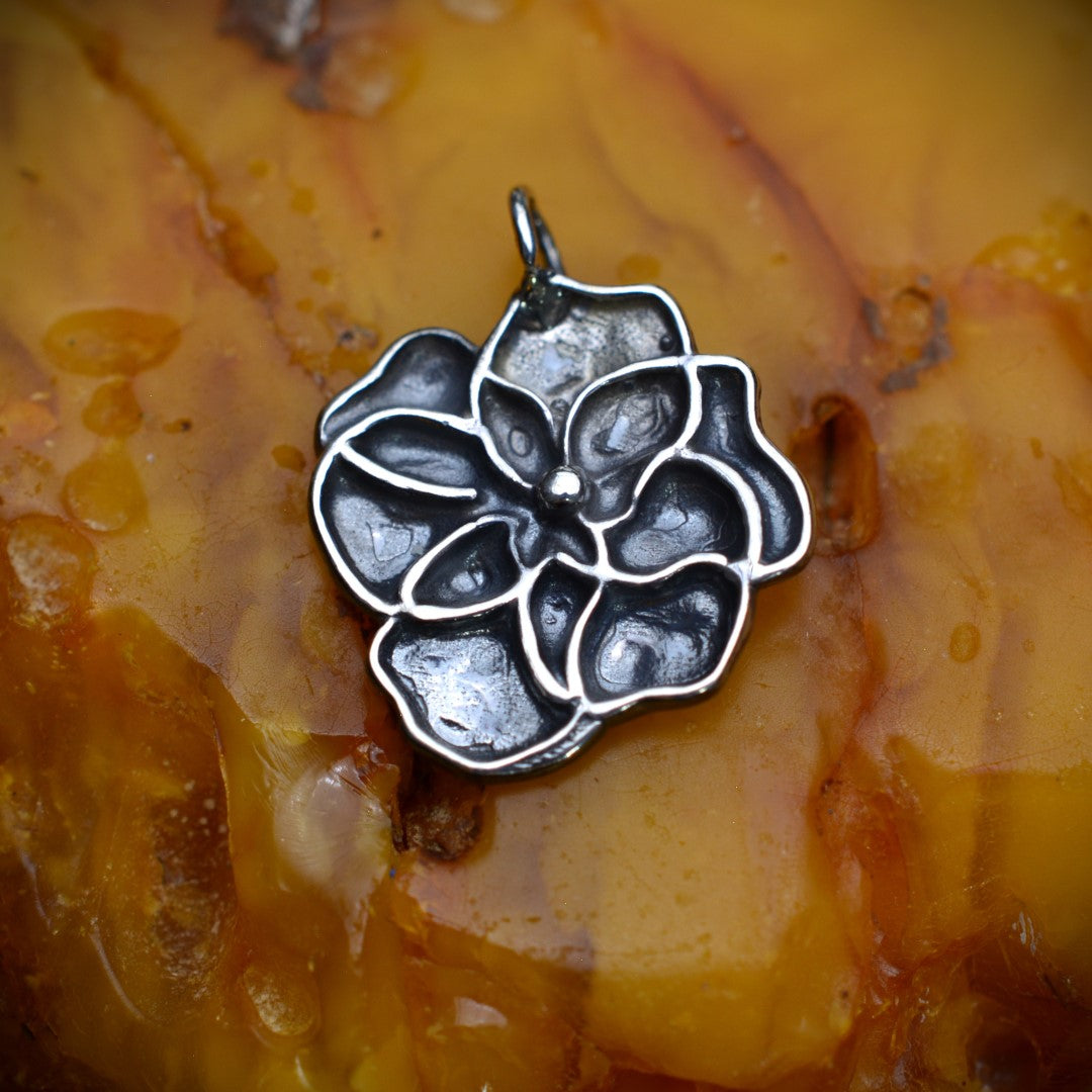 Сребърен медальон 925 „Теменужка“ – ръчно изработен талисман за нежност и вътрешна светлина | Бохо – Рустик – Скулптурно бижу | Арт Дива (частично оксидирано)