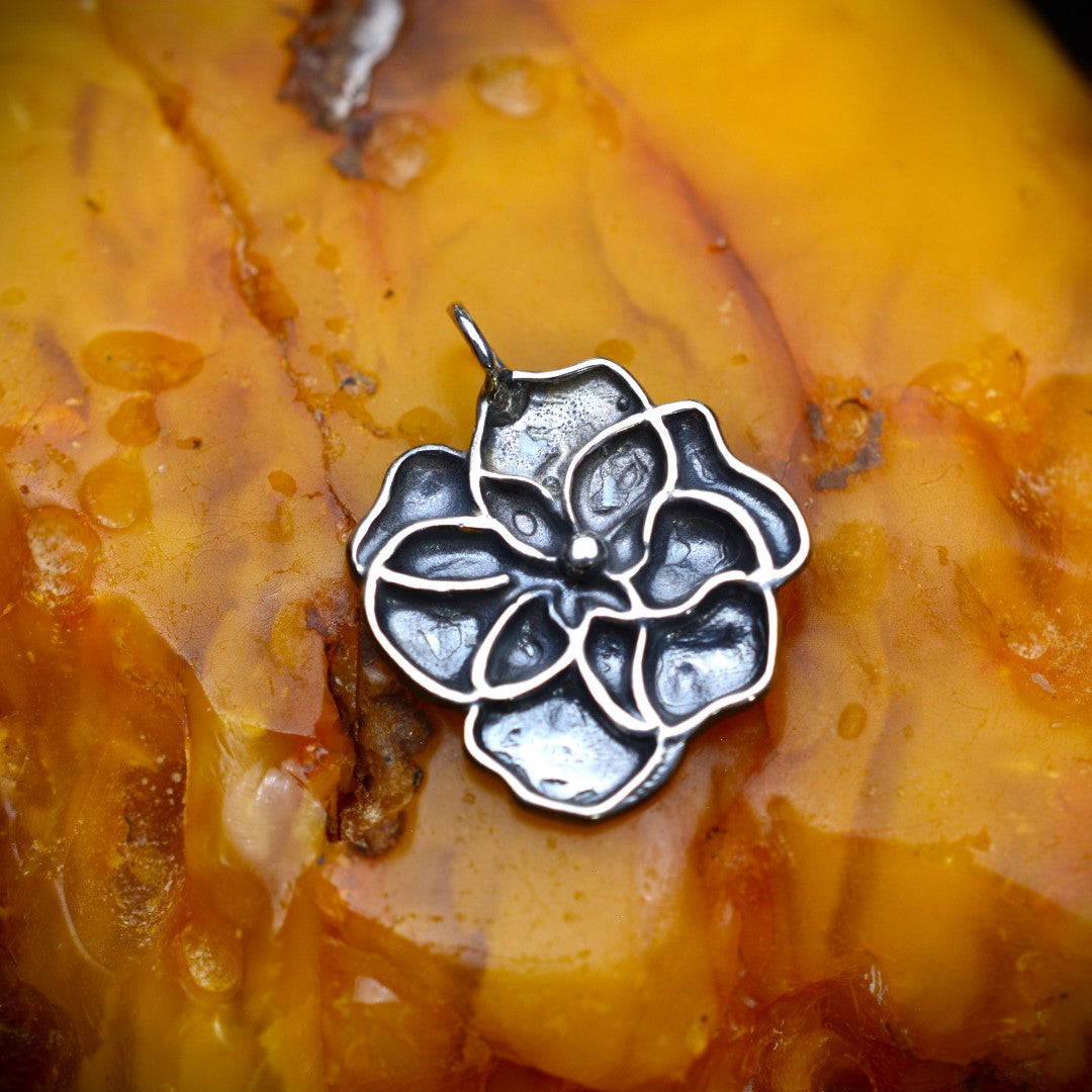 Сребърен медальон 925 „Теменужка“ – ръчно изработен талисман за нежност и вътрешна светлина | Бохо – Рустик – Скулптурно бижу | Арт Дива (частично оксидирано)